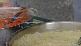 Das Bild zeigt die Speisen Indisches Curry und Thai-Curry von Street Cookery.
