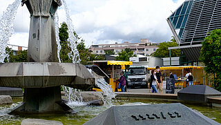 Das Bild zeigt den Bettel-Brunnen von Rainer Scheithauer auf dem Neureuter Platz.