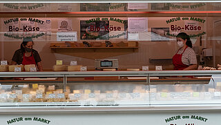 Das Bild zeigt einen Verkaufsanhänger mit Bio-Käse