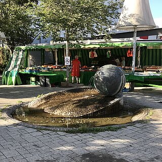 Das Bild zeigt den Siemensbrunnen auf dem Elsässer Platz in Knielingen.