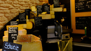 Das Bild zeigt einen Verkaufsstand mit frischem Käse.