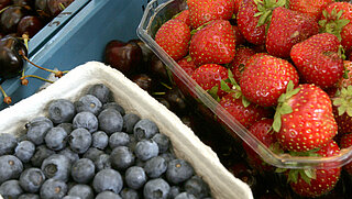 Erdbeeren und Blaubeeren auf dem Wochenmarkt Stephanplatz