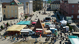 Auf dem Bild ist der Marktplatz mit dem Pyramidenmarkt von oben zu sehen.