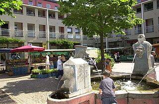 Das Bild zeigt einen Aussschnitt des Wochenmarkts am Marktplatz in der Waldstadt Karlsruhe.
