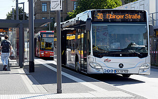 Das Foto zeigt einen Bus als Symbolbild für die Mitnahme von E-Rollstühlen