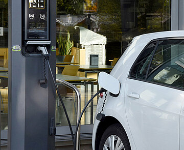 Elektromobilität - Das Bild zeigt ein Elektrofahrzeug an einer Ladestation.