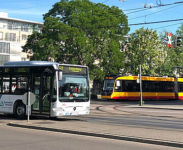 Das Foto zeigt einen Bus und eine Straßenbahn.