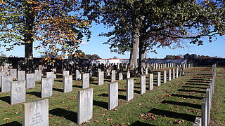 Dieses Bild zeigt Grabsteine auf dem Friedhof Gurs.