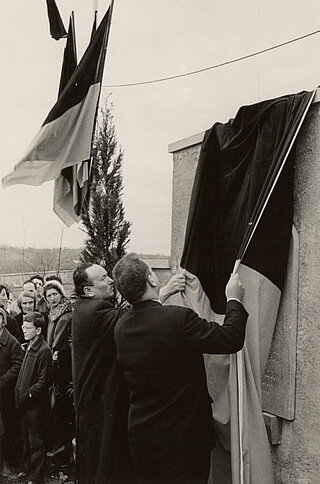 Einweihung des Friedhofs 1963, Enthüllung der Gedenkplatte, Zweiter von rechts der Karlsruher Oberbürgermeister Günther Klotz