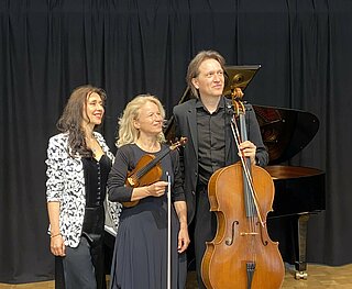 Beim diesem Kammerkonzert spielen Dagmar Hartmann (Klavier), Julia Mielke (Violine) und Reinhard Armleder (Violoncello) (v.links).
