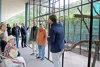 Die neue Voliere wurde über die Zoofreunde Karlsruhe finanziert. Eine Großspende von Ursula Szabo ermöglichte das Projekt. 