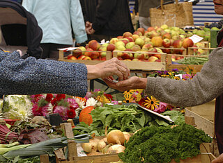 Das Bild zeigt Gemüse auf einem Marktstand.