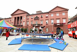 Die Aktion "Karlsruhe spielt!" wurde 2021 mit einer großen Spielfläche auf dem Marktplatz eröffnet.