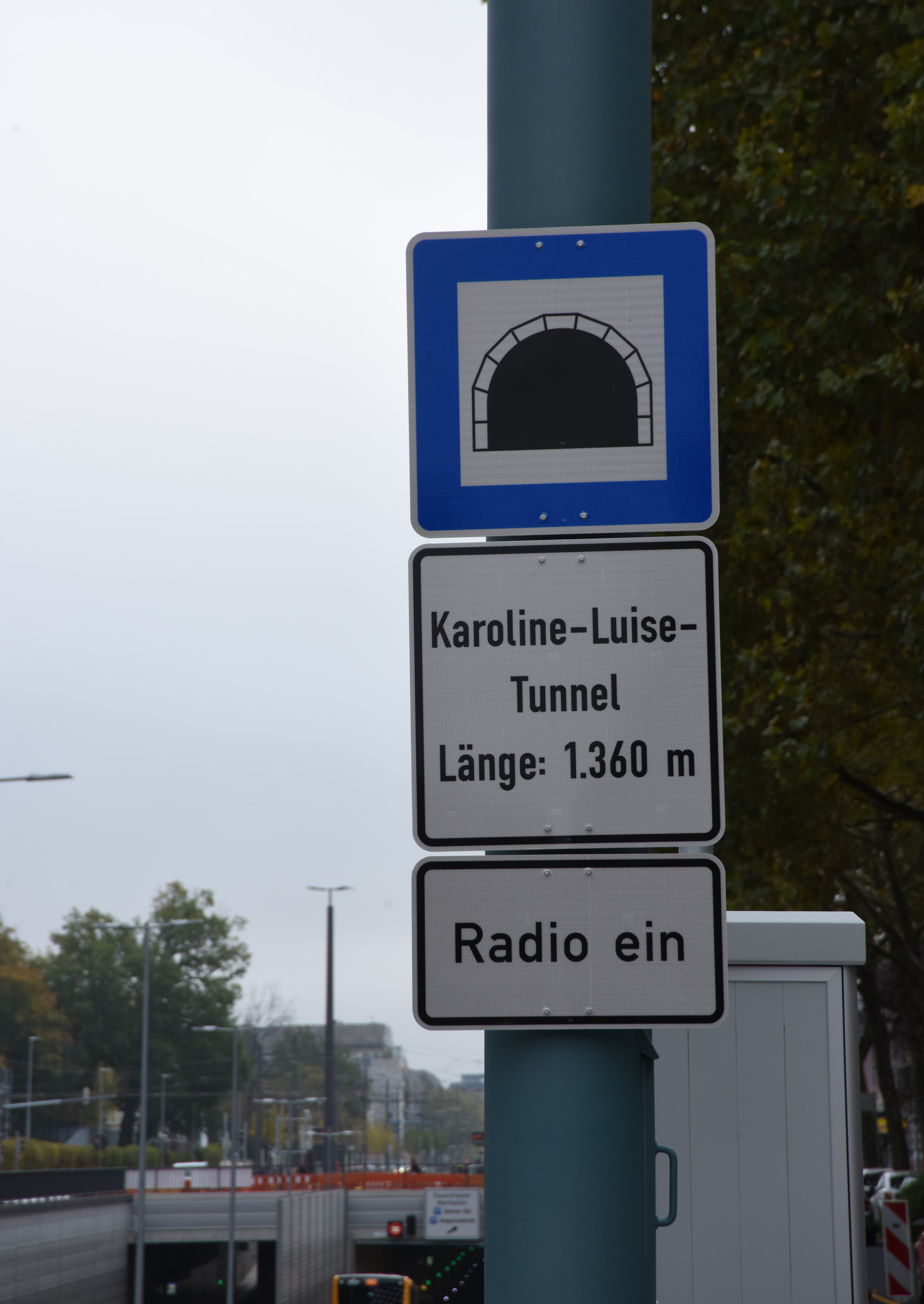 Straßenschild des Karoline-Luise-Tunnels.