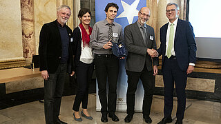 Das Bild zeigt den damaligen Bürgermeister Klaus Stapf mit seinem Team in Stuttgart, die Auszeichnung „Leitstern Energieeffizenz 2018" entgegennimmt.