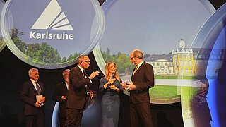 Nachhaltigkeitspreis 2015: Die frühere Box-Weltmeis­te­rin Regina Halmich aus Karlsruhe überreicht dem damaligen Bürger­meis­ter Klaus Stapf den Preis für eine "sozial gerechte und ökolo­gisch orien­tierte Stadt­ent­wick­lung".