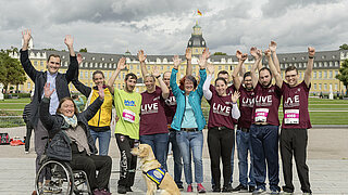 Das Bild zeigt Teilnehmende des Inklusionslaufs beim Atruvia Baden-Marathons am 18. September.