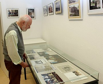 Fotoausstellung: Die Heimatfreunde Grötzingen um Klaus Feige erinnern an den 100. Geburtstag des Altbürgermeisters.