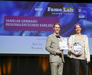 Die beiden Gewinner*innen des FameLab Regionalentscheids in Karlsruhe 2022.