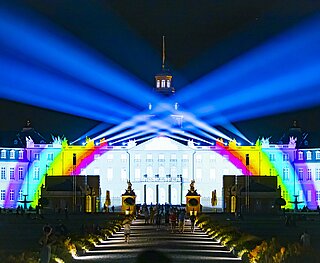 Das Bild zeigt die Lichtshow im Rahmen der Schlosslichtspiele 2022 am Karlsruher Schloss.