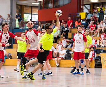 Das Bild zeigt die Durlacher Tornados, eine inklusive Handballgruppe der Turnerschaft Durlach, bei einem Heimspiel.