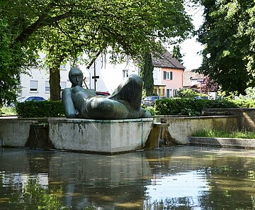 Eine weibliche Skulptur in einem Wasserbecken