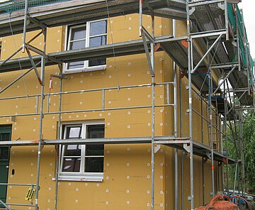 Das städtische Förderprogramm KlimaBonus unterstützt Hauseigentümerinnen und Hauseigentümer dabei, energetische Sanierungsmaßnahmen wie Fassadendämmung und Fenstertausch umzusetzen.