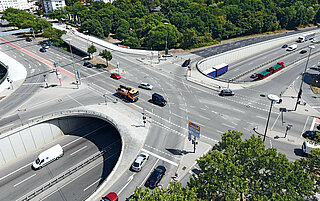 Die Abbildung zeigt eine Autobahnkreuzung 