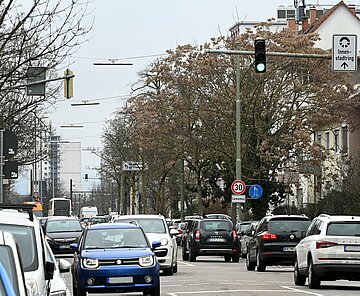Das LKW-Durchfahrtsverbot in der Reinhold-Frank-Straße will die Stadt künftig mit dem Lärmaktionsplan absichern.