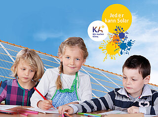 Auf diesem Symbolbild sehen Sie drei malende Kinder vor der Photovoltaikanlage eines Hausdaches.