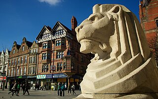 Der berühmte "Linke Löwe" neben dem Nottingham City Council ist bis heute ein beliebter Treffpunkt.