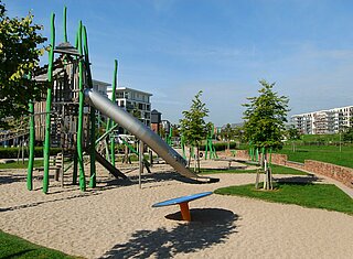 Das Bild zeigt den Spielplatz im City Park mit Tunnelrutsche.