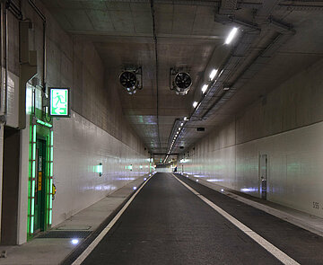 Straßenverlauf im leeren Karoline-Luise-Tunnel