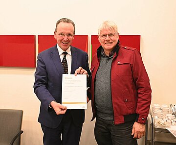 Auszeichnung: Bürgermeister Dr. Albert Käuflein (l.) und Preisträger Andreas Gold.