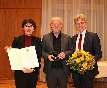 Ehrung des Landes: Staatssekretärin Dr. Ute Leidig, der Ausgezeichnete Christian-Markus Raiser und Oberbürgermeister Dr. Frank Mentrup (von links).