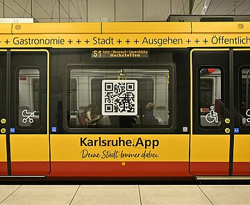 Auf Wagen 330 ist die Straßenbahnwerbung für die Karlsruhe.App im Stadtgebiet nun für ein Jahr zu sehen. 