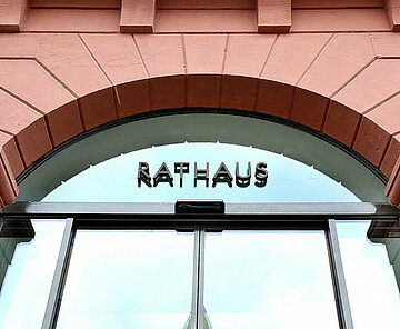 Foto Eingang des Rathauses Karlsruhe am Marktplatz mit Schriftzug Rathaus