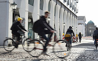 Fahrradstadt - Das Foto zeigt Radfahrende auf einer Fahrradstrße in Karlsruhe.