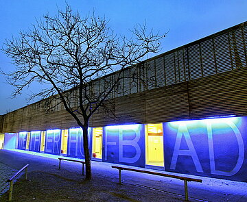Beleuchteter Eingang Weiherhofbad