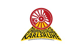 Das Bild zeigt das Logo der Dampf­nost­al­gie Karlsruhe e. V. – eine Sektion der Ulmer Eisen­bahn­freunde