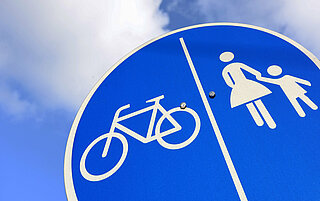 Das Bild zeigt das Verkehrsschild "Getrennter Rad- und Fußweg".