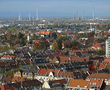 Das Schrägbild zeigt die Weststadt, Fabrikanlagen und im Hintergrund den Pfälzer Wald.     