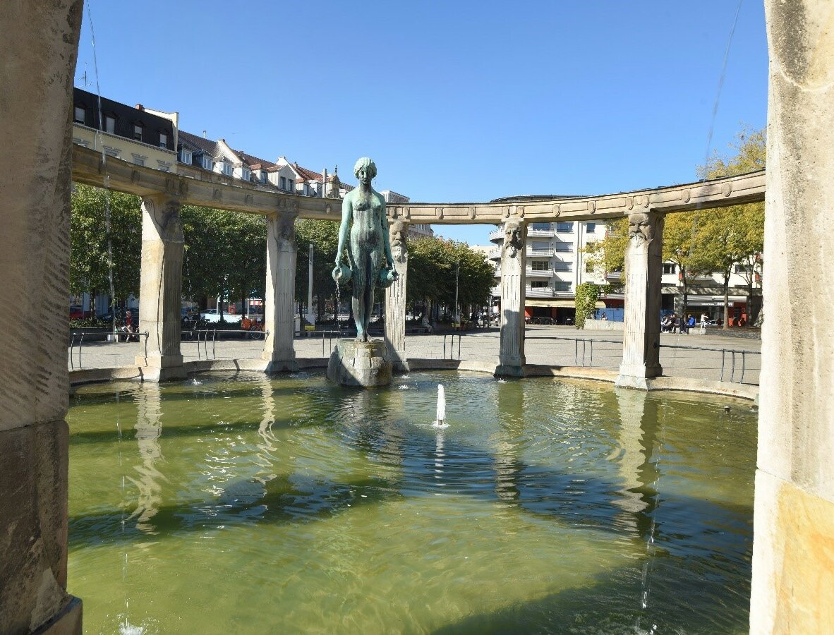 Das Bild zeigt den Stephaniebrunnen auf dem Stephanplatz.