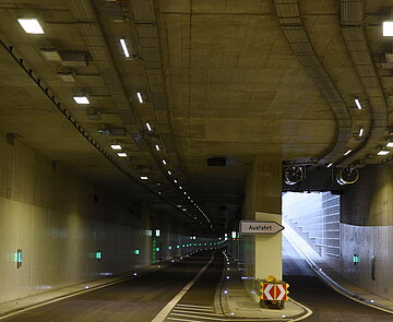 Straßenbeleuchtung im Karoline-Luise-Tunnel.
