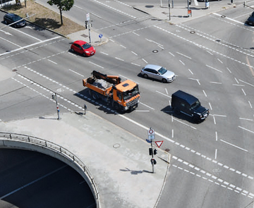 Motorisierter Verkehr - Das Foto zeigt eine Straßenkreuzung mit Fahrzeugen.