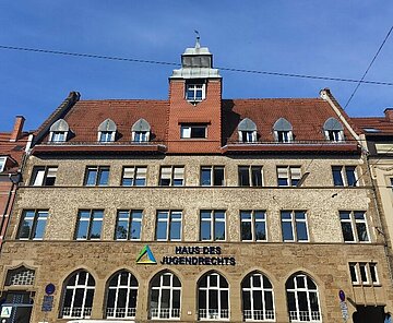 Das Bild zeigt eine Außenansicht des Gebäudes des Haus des Jugendrechts in Karlsruhe.