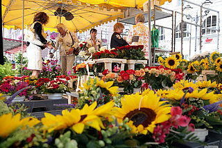 Blumenstand mit Sonnenblumen auf dem Blumenmarkt Marktplatz