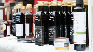 Auf dem Bild sind Flaschen mit Olivenöl zu sehen.