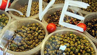 Oliven auf dem Wochenmarkt Stephanplatz