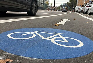 Fahrradweg-Straßenschild auf den Boden gemalt